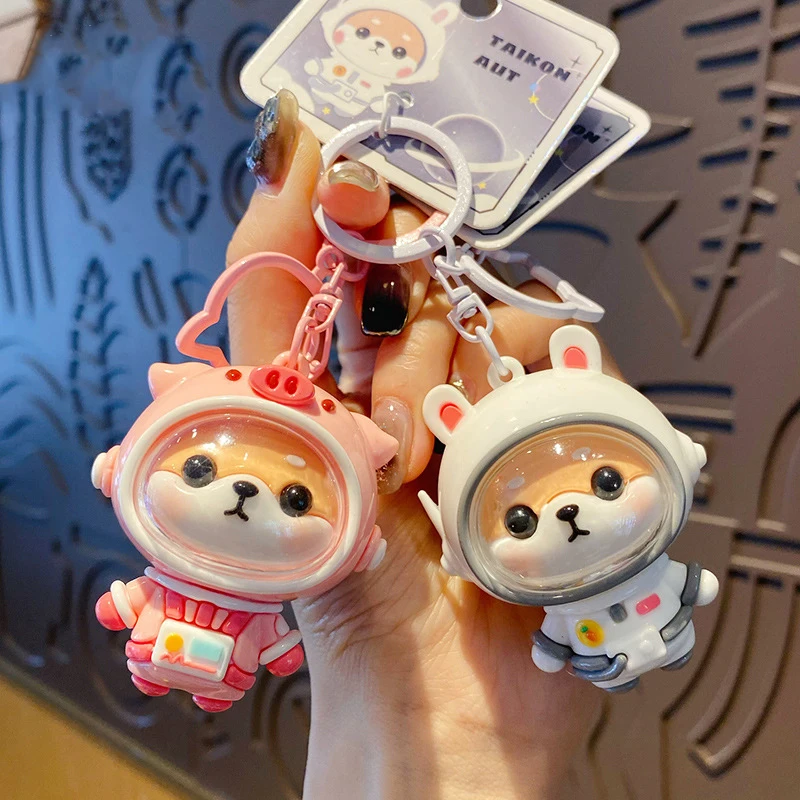 LLavero de astronauta con traje espacial de fresa Shiba Inu de la fortuna de dibujos animados, bonito llavero de muñeco de conejo blanco y cerdo rosa para mujer, dije para bolso