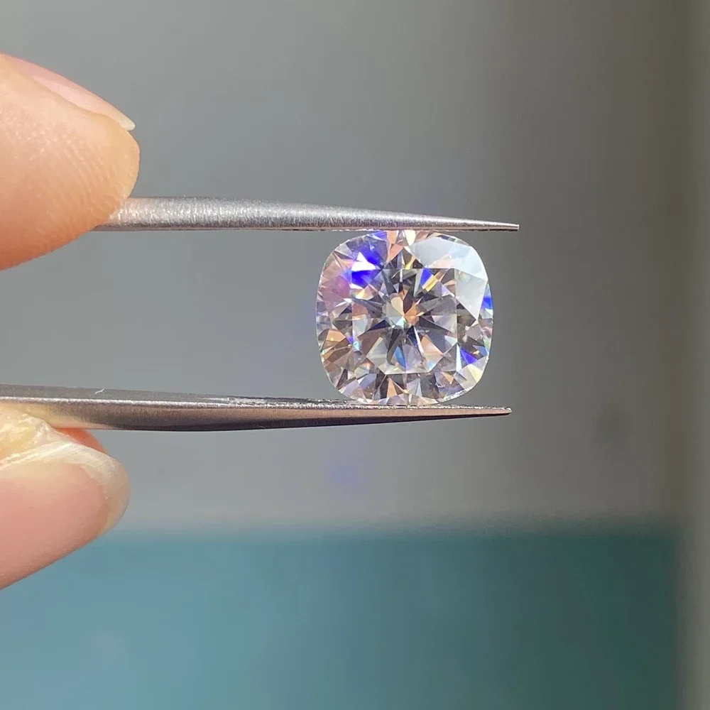 D Color Super White Moissanite Diamond Round / Oval / Pear / Radiant / Emerald / Heart / Princess / Cushion / Asscher / Triangle
