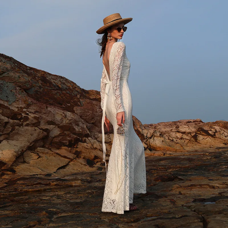 Suknia ślubna w kolorze białym, wyszczuplająca, z temperamentem, koronkowa, z odkrytymi plecami, na zaręczyny, z trenem typu rybka, na bankiet, szyta na miarę.