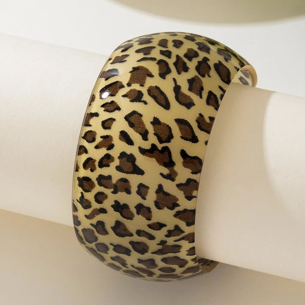 Pulseiras de punho de resina com estampa de leopardo design exagerado material de resina pulseira exagerada estilo de casal aberto
