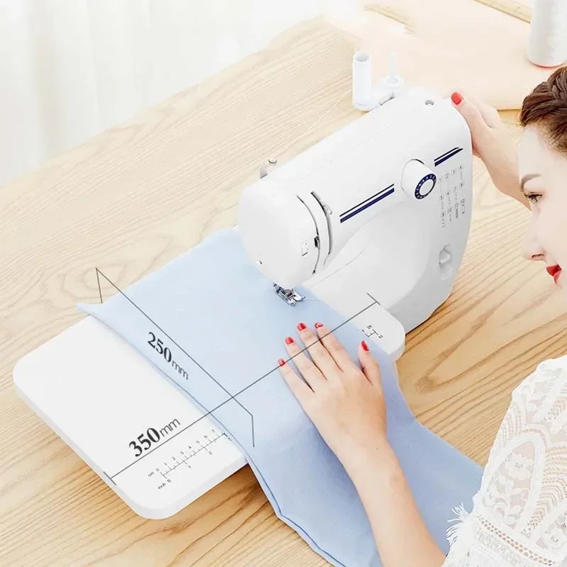 

2025 UFR-608A Электрическая ножная педаль для настольного оверлока, бытовая многофункциональная швейная машина толщиной, 6 В, мини-швейная машина