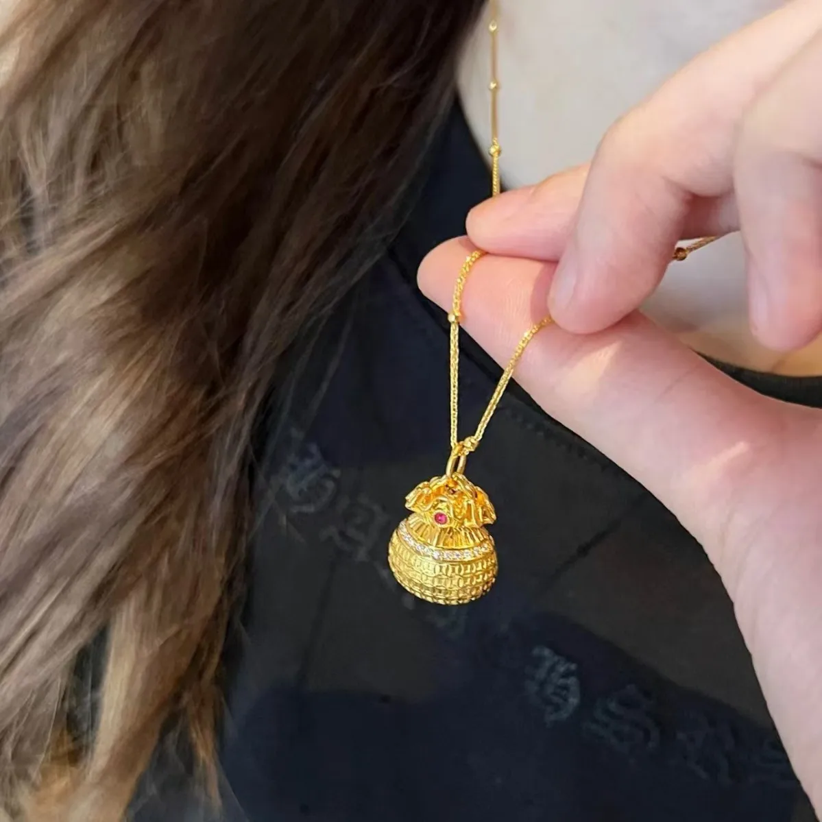 

Women's 24K Gold (AU999) Hollow Filigree Purse Necklace | Openwork purse, micro-diamond halo with magnetic closure