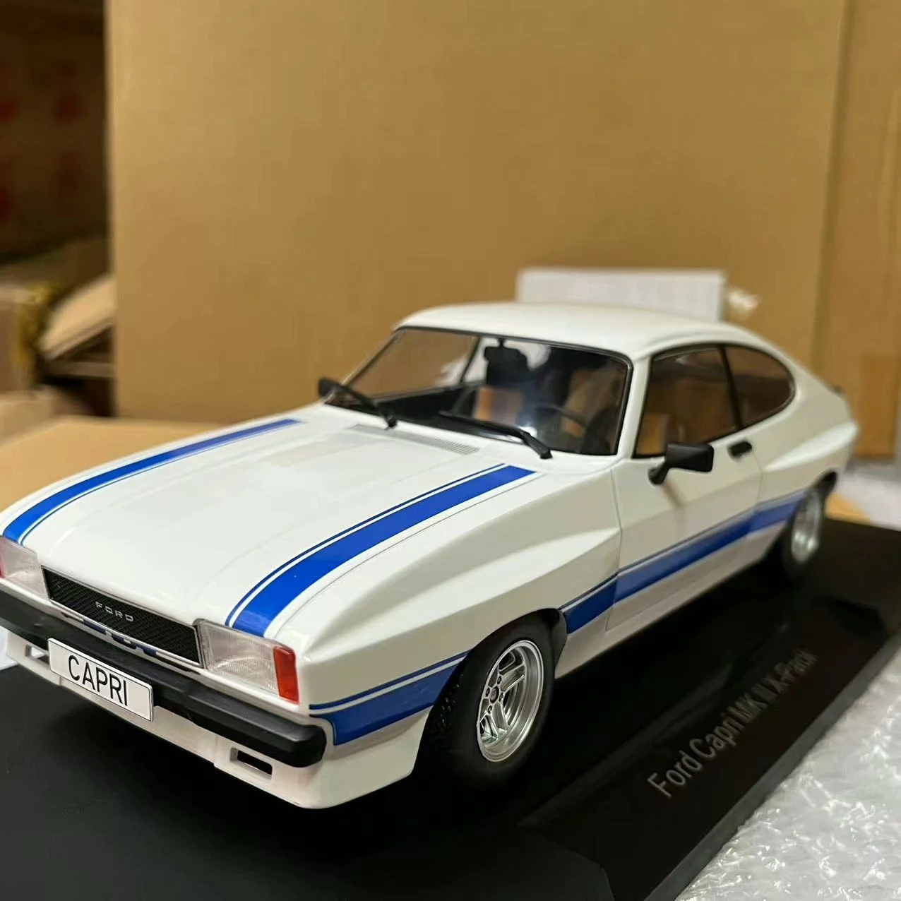 

Diecast MCG 1/18 Scale FORD CAPRI MK I I Ford Alloy Car Model Collectible Toy Gift Souvenir Display Ornament