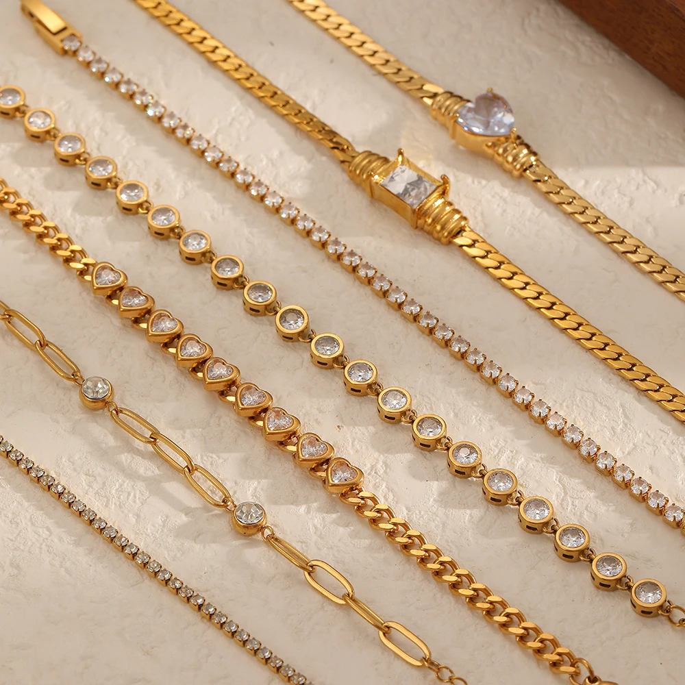 Zierliches Armband aus Edelstahl mit flacher Schlangenkette, Herzanhänger und glänzendem Zirkon, 18K vergoldet, Schmuckaccessoires, Damengeschenke – Detail 3