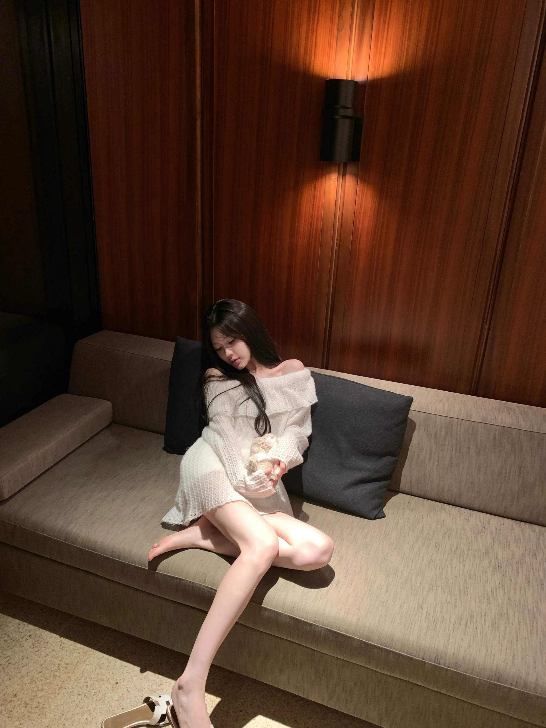 

Yumeo Warm Hug: Двухцветный вязаный свитер из мохера на одно плечо, коллекция Pure Desire, осенняя коллекция для женщин