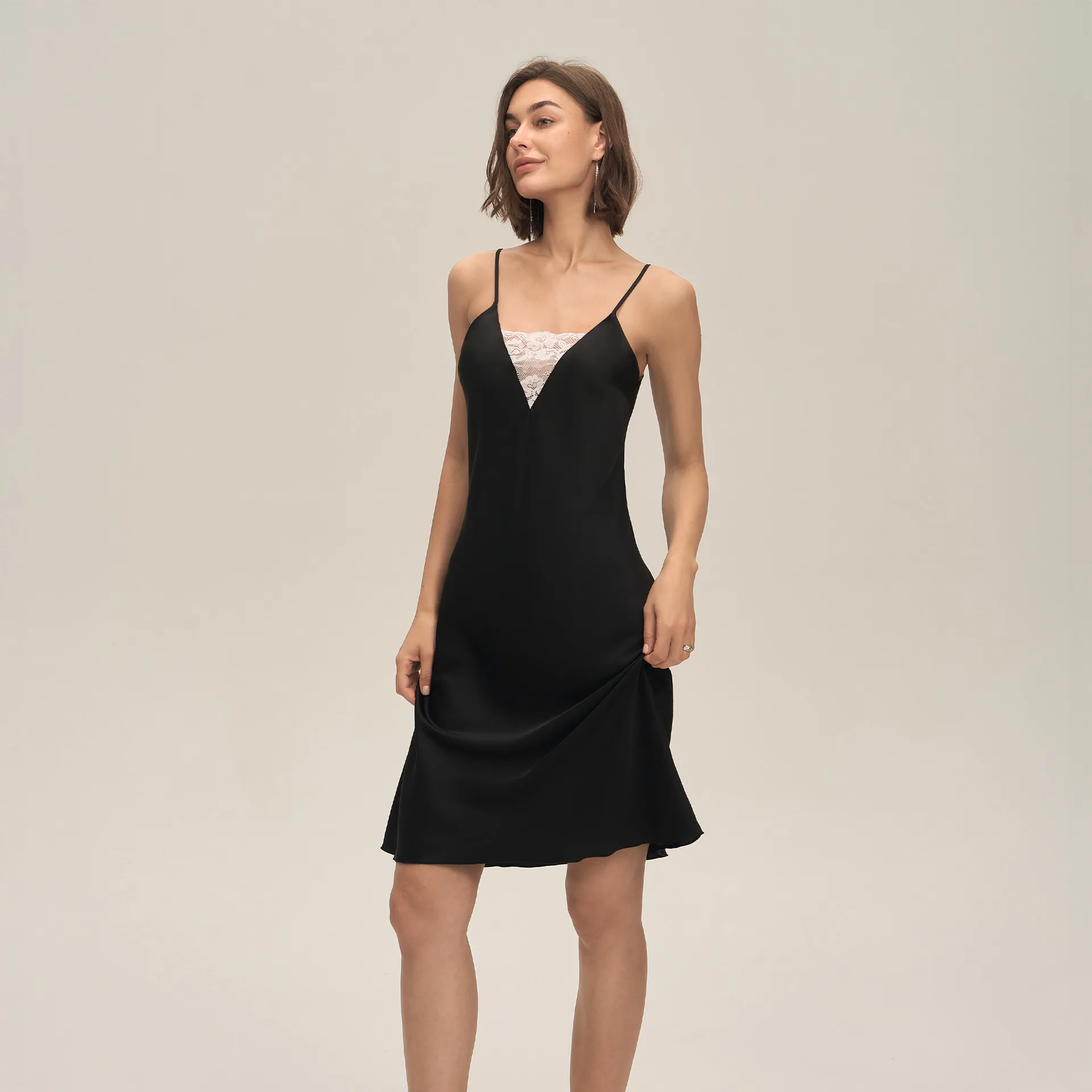 ロマンティックな喜び：レディースサテンシフォンセクシーナイトドレス、レース付き - 胸元アクセント、サスペンダー＆オープンバックショートスカートホームウェア