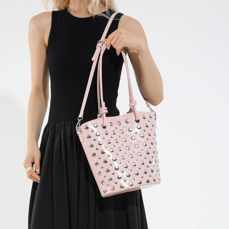 

Просторный дизайн 2025 года. Перфорированная сумка через плечо, универсальная сумка для подмышек, модная большая вместимость.