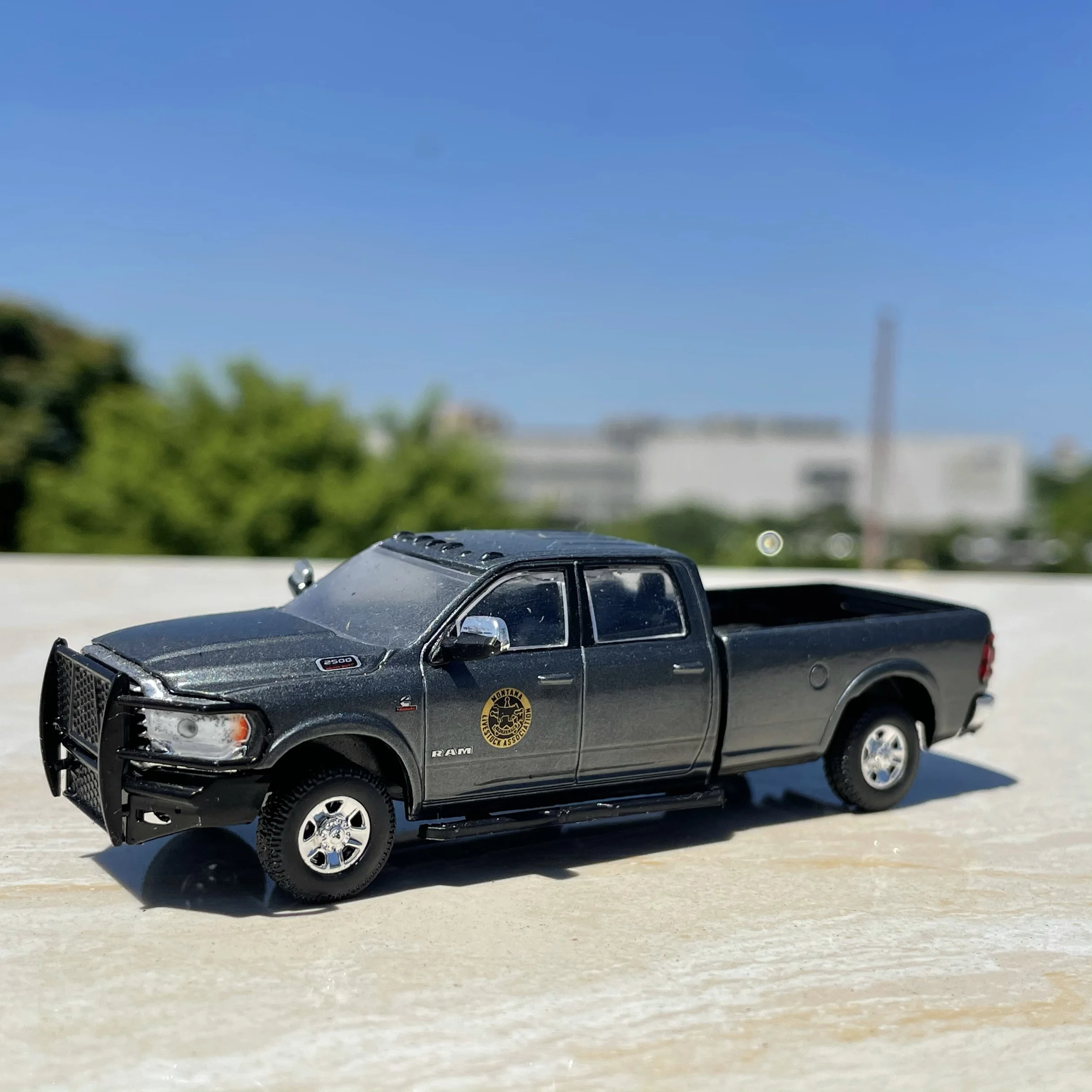 Schaal 1:64 Diecast Legering Dodge Pickup RAM 2500 Jongen Speelgoed Politieauto's Model Klassiekers Volwassen Gift Collectie Souvenir Statische Display