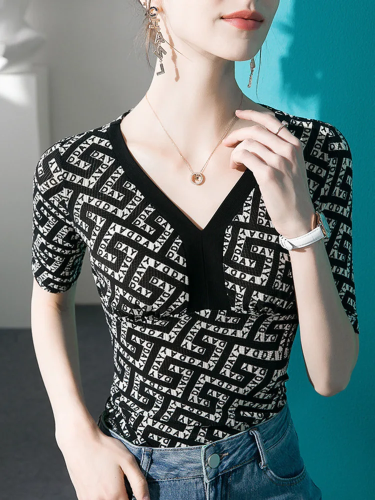 

Checkered Letter Printed V-Neck Bottom Shirt Women With Slim Fit A Quarter Sleeve. New Mid Sleeved T-Shirt For Spring/Summer