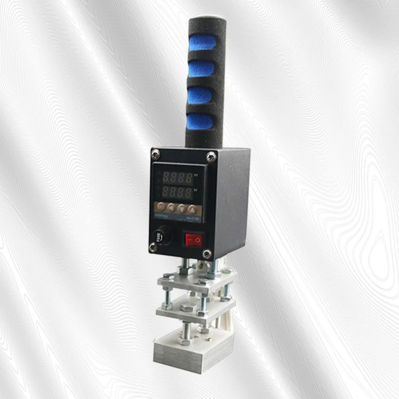 ماكينة ختم الذهب بشعار مطرز يدويًا صغير الحجم ماكينة ضغط الورق الجلدية ماكينة تحبير ختم الذهب