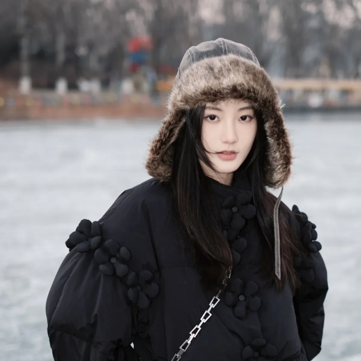 

Зимняя шапка для мужчин и женщин: пилотская, авиаторская, бомбер, трапперская, из искусственного меха и кожи, с ушными клапанами, ветрозащитная, теплая