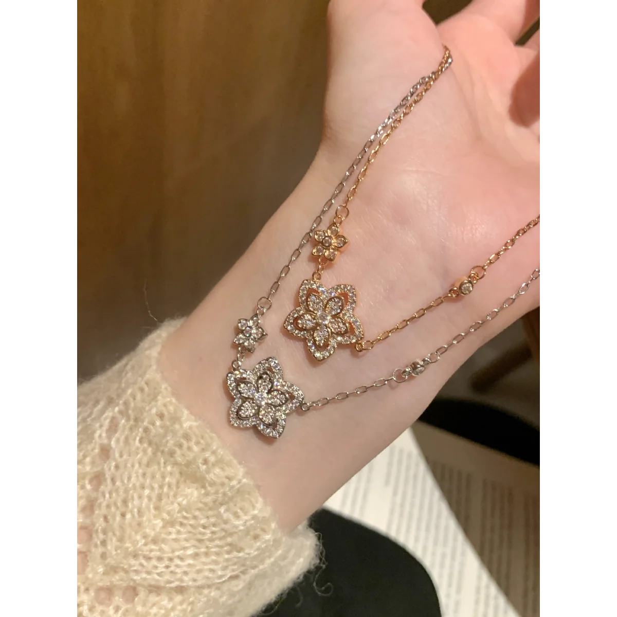 

Light Luxury Real Gold Plated Women Star Necklace Shiny Diamond Inlaid Clavicle Jewelry Perfect Gift for Girlfriend Daughter