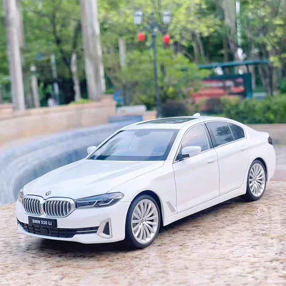 1:18 Legering BMW 5-serie 530Li-modellen Gegoten speelgoedauto's Wielstuur Miniatuurvoertuig 6 deuren geopend auto voor kinderen Educatie
