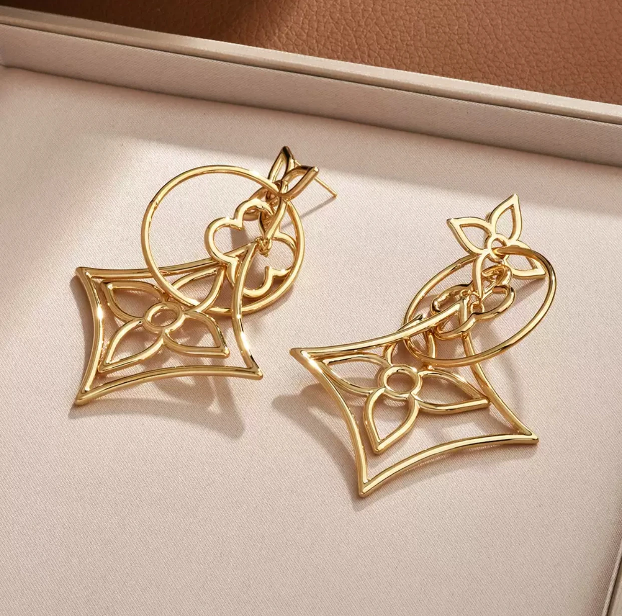 فاخر، راقي، مزاج مبالغ فيه، أشكال هندسية، أقراط مخرمة، شرابات نحيلة، أقراط رائجة البيع