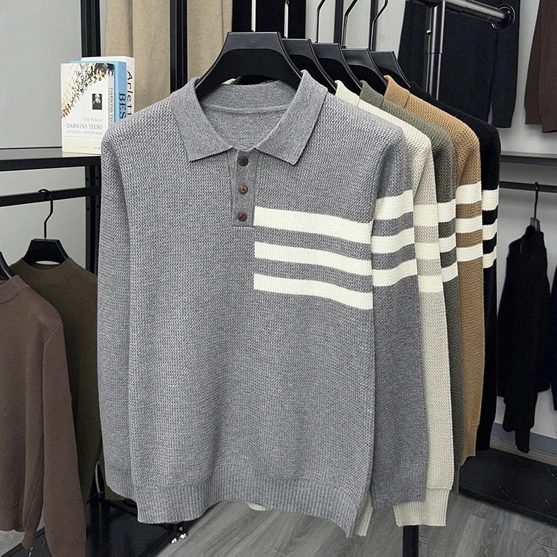 Camiseta de manga larga tejida de lujo de alta calidad para hombre, suéter informal con solapa para jóvenes coreanos con diseño de botones a rayas a la moda para otoño e invierno