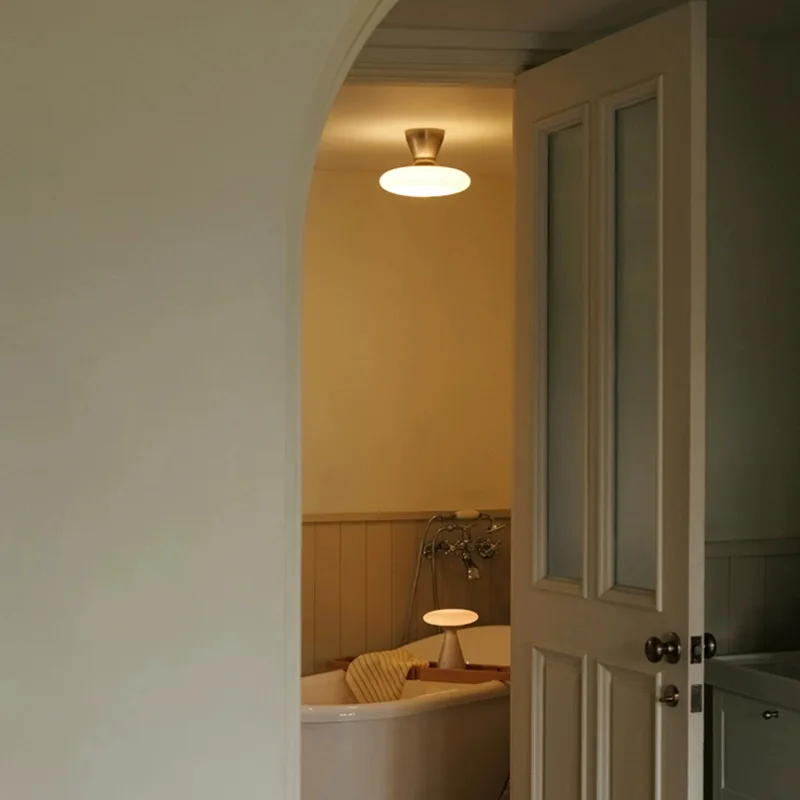 يحتوي مصباح سقف المدخل الشمالي الجديد على ضوء ممر شرفة الفطر القديم مع تصميم ضوء زجاجي بسيط