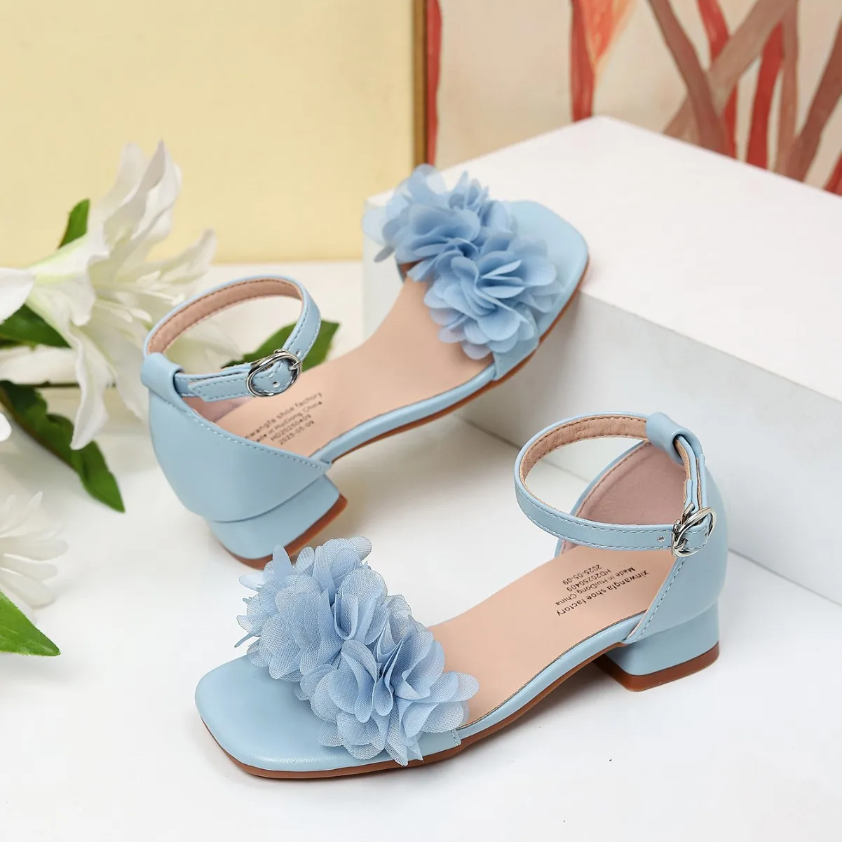 

Детские сандалии на высоком каблуке, модные сандалии для девочек с цветочным узором, сандалии принцессы, удобная нескользящая детская обувь на мягкой подошве для вечеринок и выступлений
