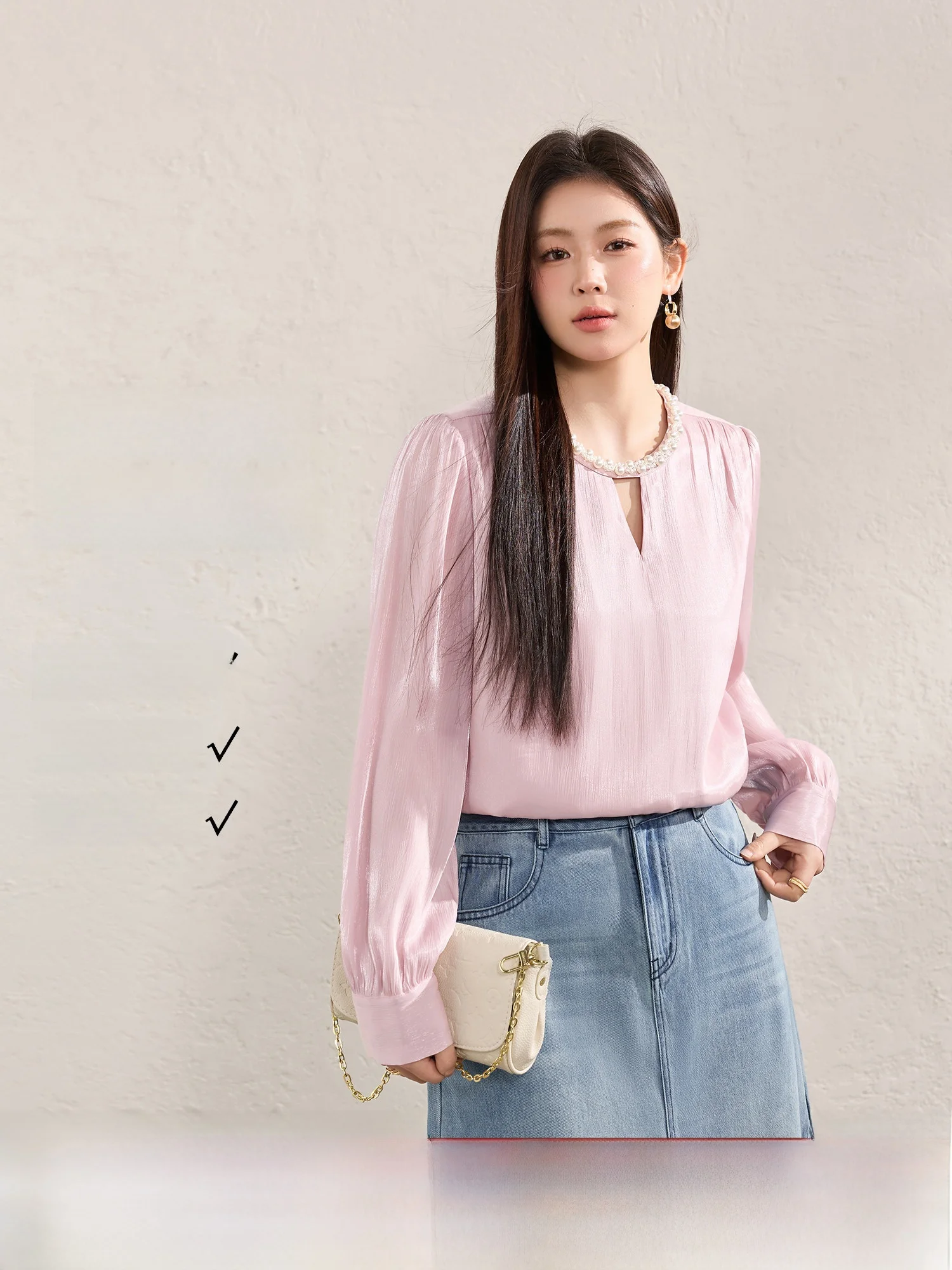 

Женский топ больших размеров Ele Pearl Satin с круглым вырезом, рукавами-фонариками и вырезами, весенняя коллекция от Blue Language