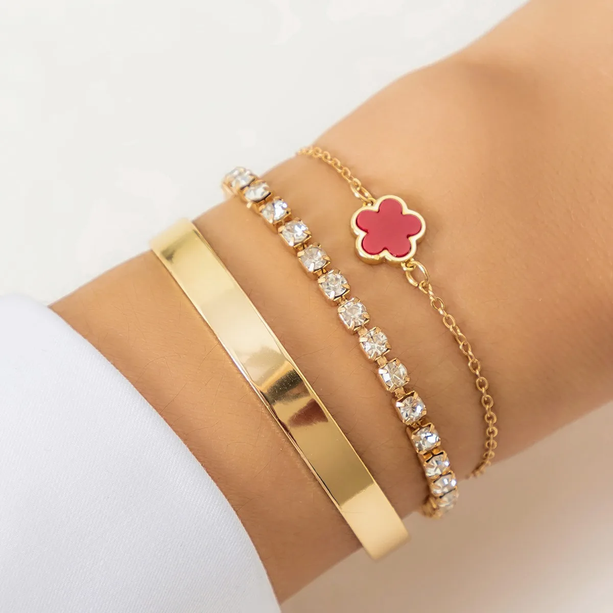 2024 new hot selling fashion water diamond five-leaf grass bracelet Smooth bracelet design high quality women's shamrock jewelry