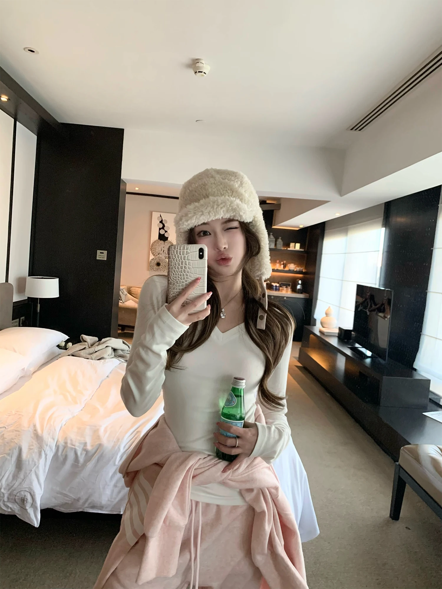 

Женская белая футболка Zhaochencen с длинным рукавом и V-образным вырезом, осенне-зимняя, облегающая, базовый слой, эластичная, приятная к телу, дышащая