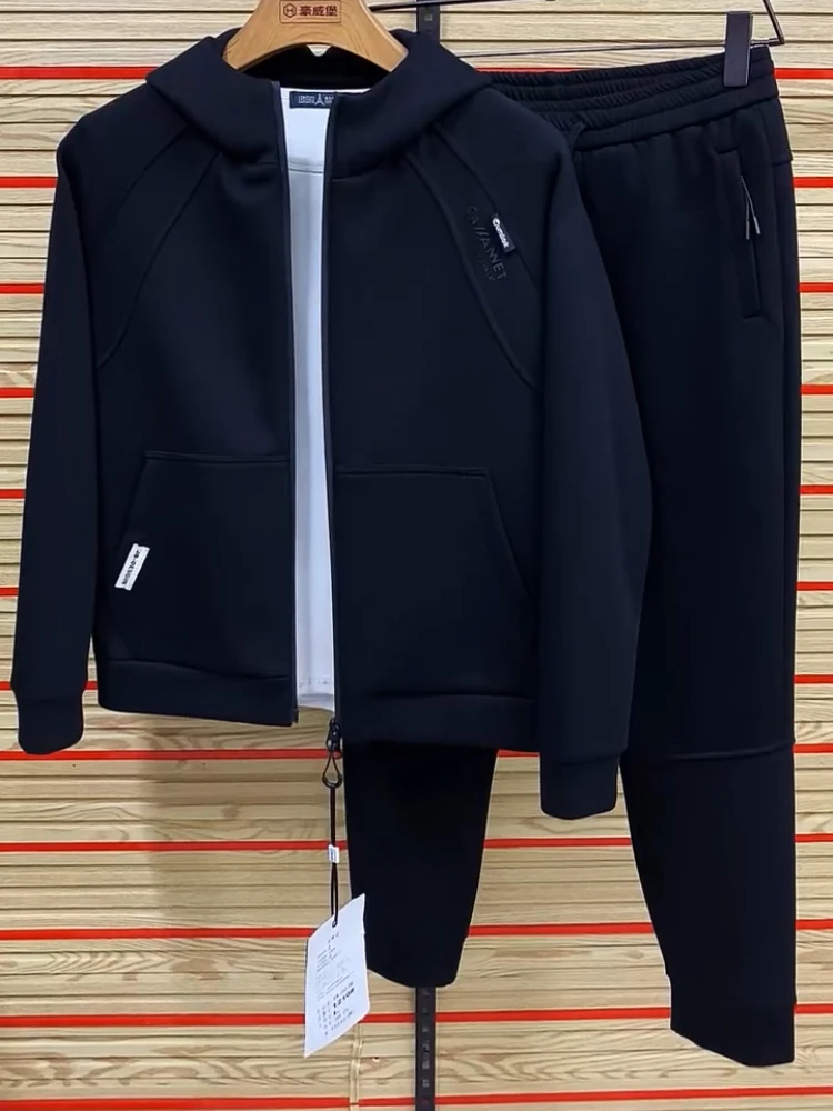 

Мужской повседневный комплект из двух предметов: кардиган с капюшоном и свободные брюки. Спортивный стиль, осенняя мода, молодежная одежда, длинный рукав.