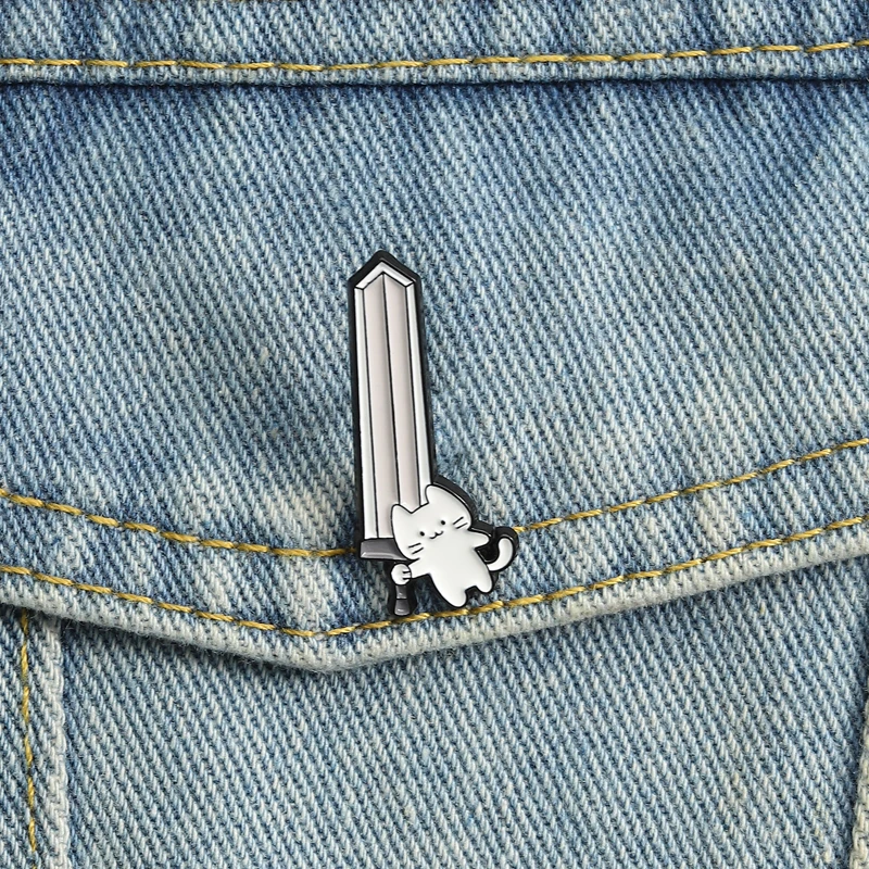 Schwert Katze Emaille Pins Cartoon Niedliche Weiße Kätzchen Messer Broschen Revers Abzeichen Lustige Tier Schmuck Geschenk für Freunde