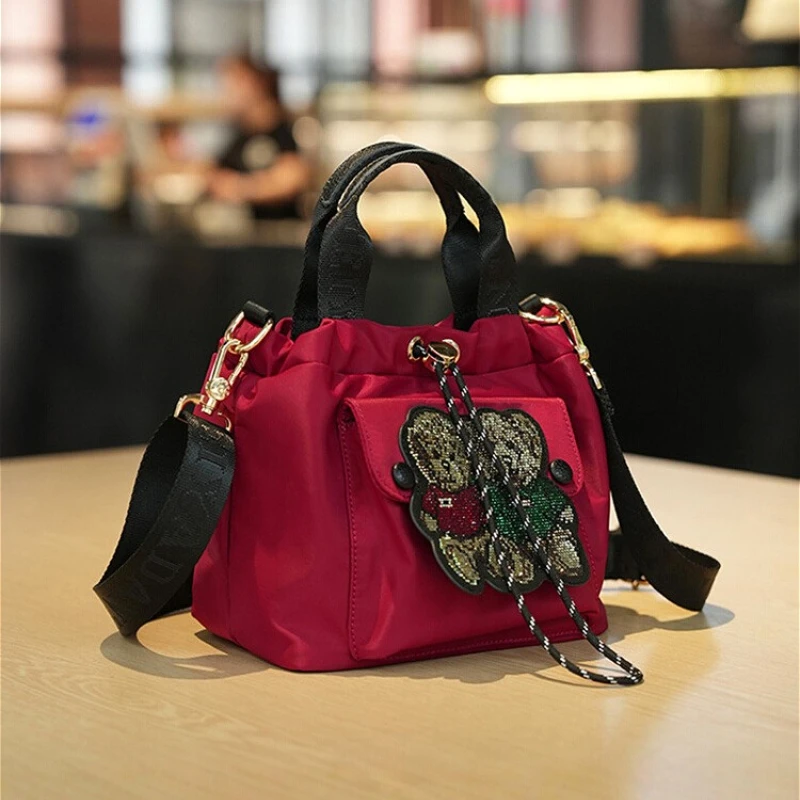 

Плиссированная сумка большой вместимости из ткани Оксфорд, новинка 2024, портативная сумка через плечо, женская водонепроницаемая сумка-облако премиум-класса