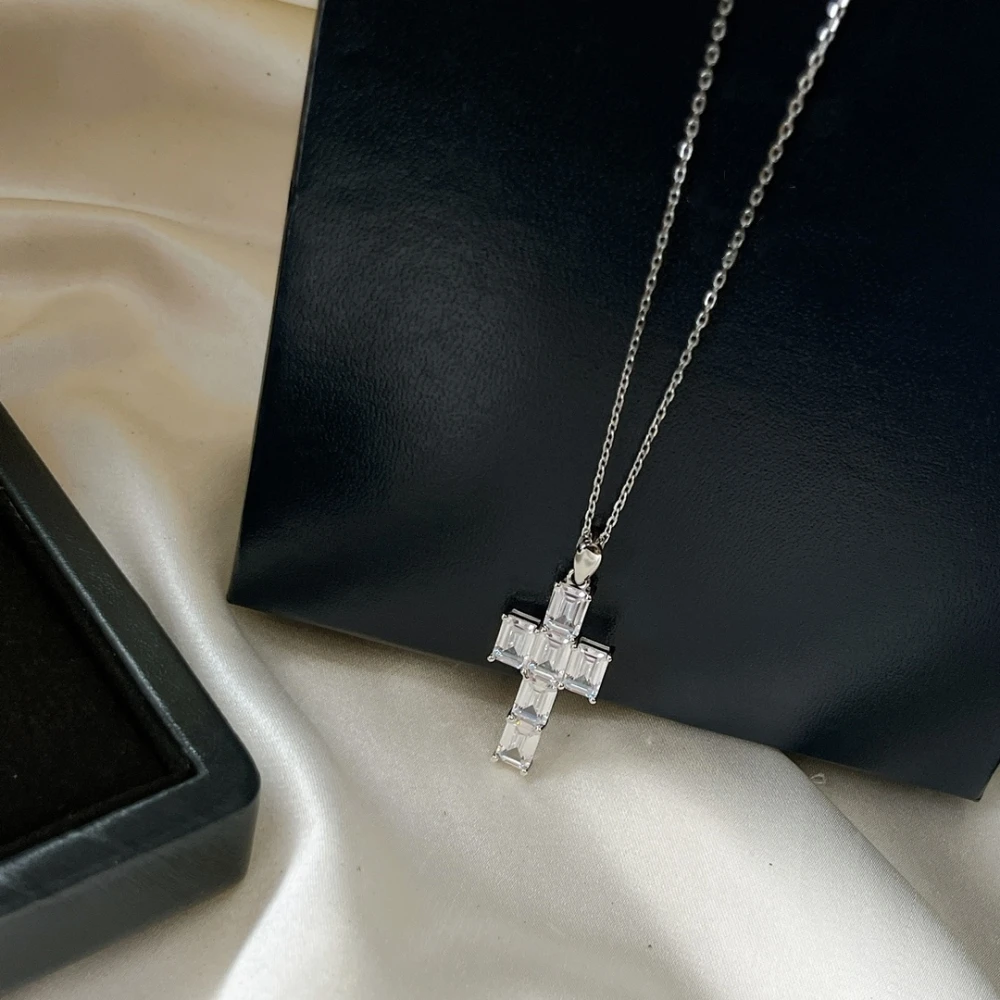 

2022 New Square Diamond Cross Necklace For Women And Men Party Gifts Simple Fashion High Quality Luxury Jewelry.