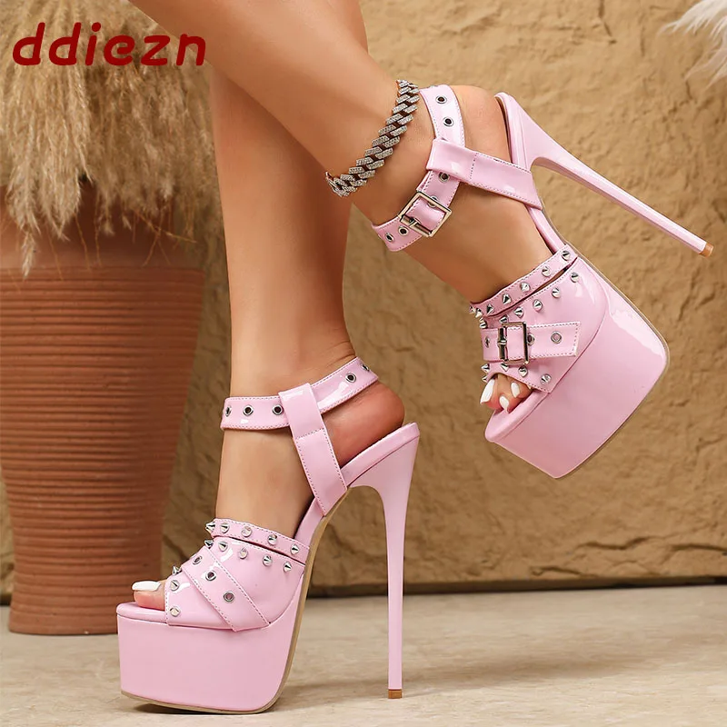 

Новые розовые летние модные босоножки на шпильке с заклепками, сексуальные женские туфли с ремешком и открытым носком