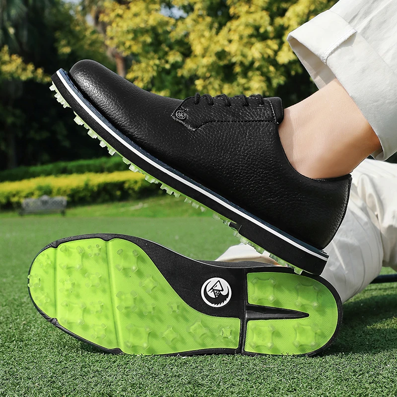 حذاء جولف للرجال 2024 جديد أبيض احترافي مقاوم للماء مانع للانزلاق Spikeless في الهواء الطلق الترفيه المشي التدريب لاعبي الغولف أحذية رياضية