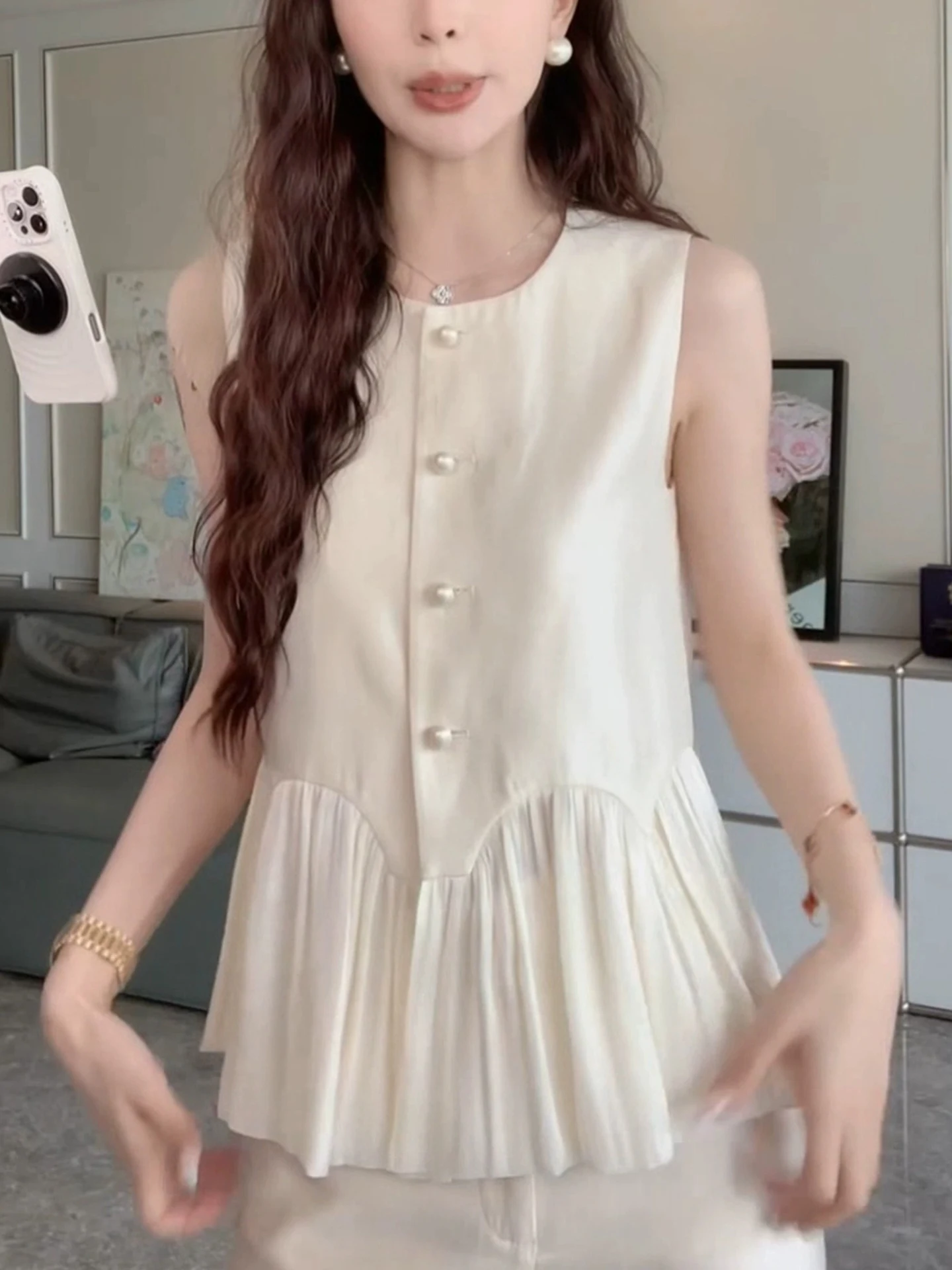 توب نسائي صيفي 2025 بتصميم أنيق وعصري بدون أكمام بزر واحد، مناسب للعمل والمناسبات اليومية.