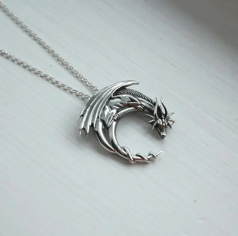 2024 New Dragon Pendant Necklace Retro Middle Ages Goth Dragon Necklace Exquisite Woman Man Jewelry Christmas Gifts