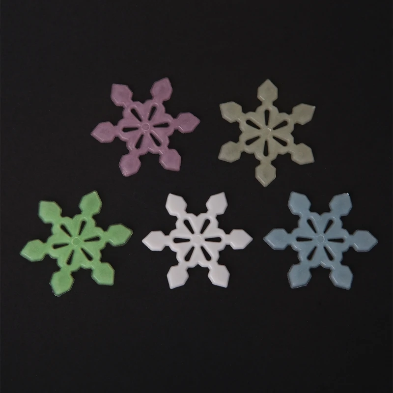 50Pcs 3D Luminous Snowflake Glow In The Dark Light Home Garden Fluorescent Decal Drop shipping