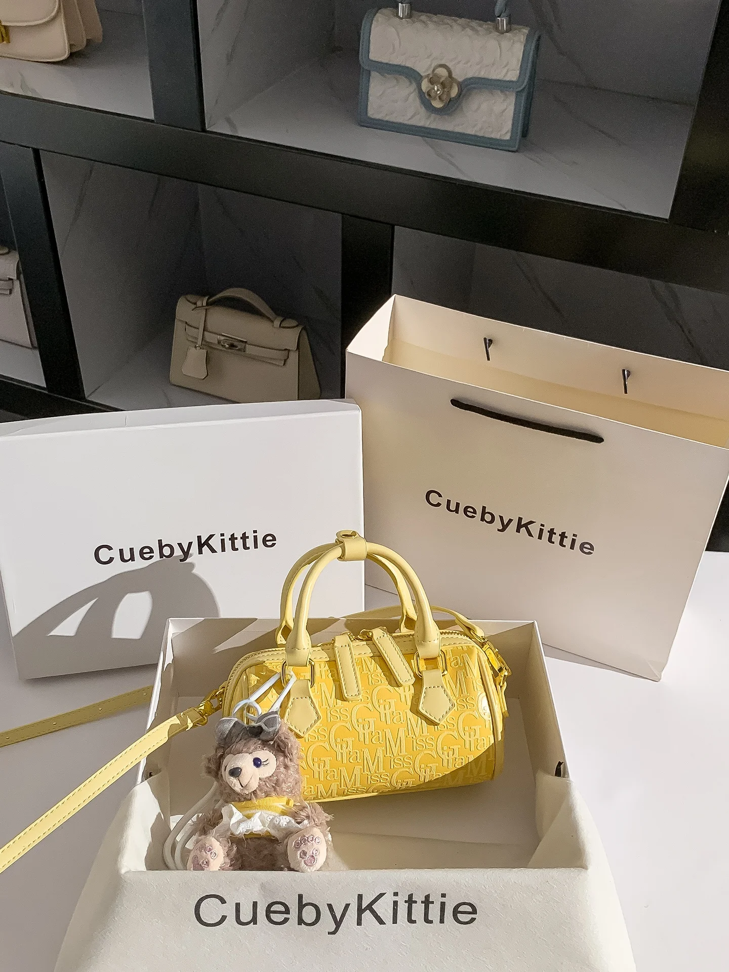 borsa-a-tracolla-da-donna-cueby-kittie-modello-boston-in-pelle-a-forma-di-cuscino-con-stampa-a-rilievo-colore-giallo-pollo-nuovo-stile-2026