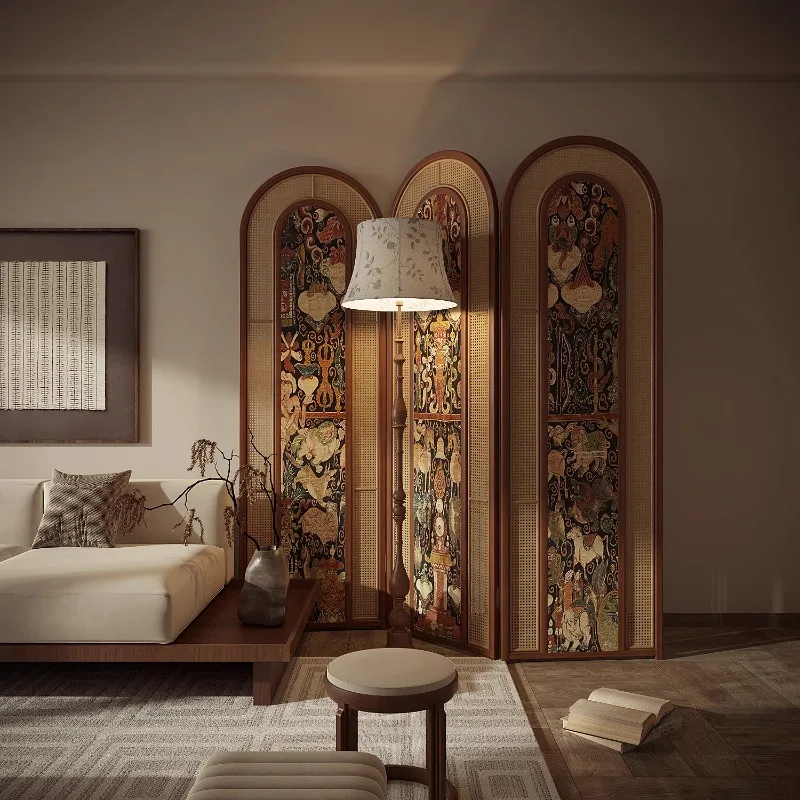 Mampara divisoria móvil plegable de ratán.