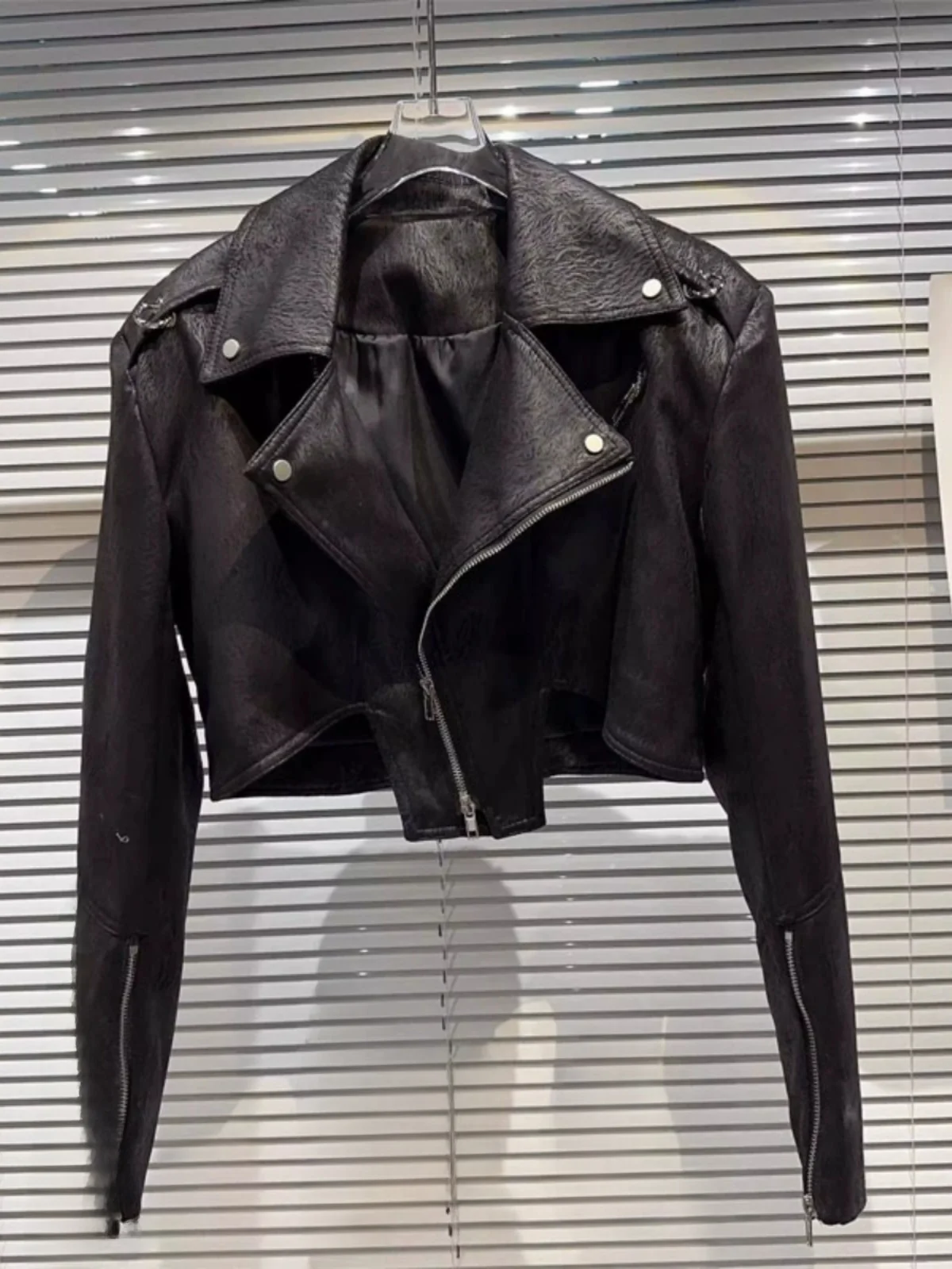 Kurtka skórzana z kołnierzem, z paskiem na ramieniu, w stylu ort Texturewear, dla modnych dziewczyn, wiosna 2026, styl uliczny, PU, wodoodporna.