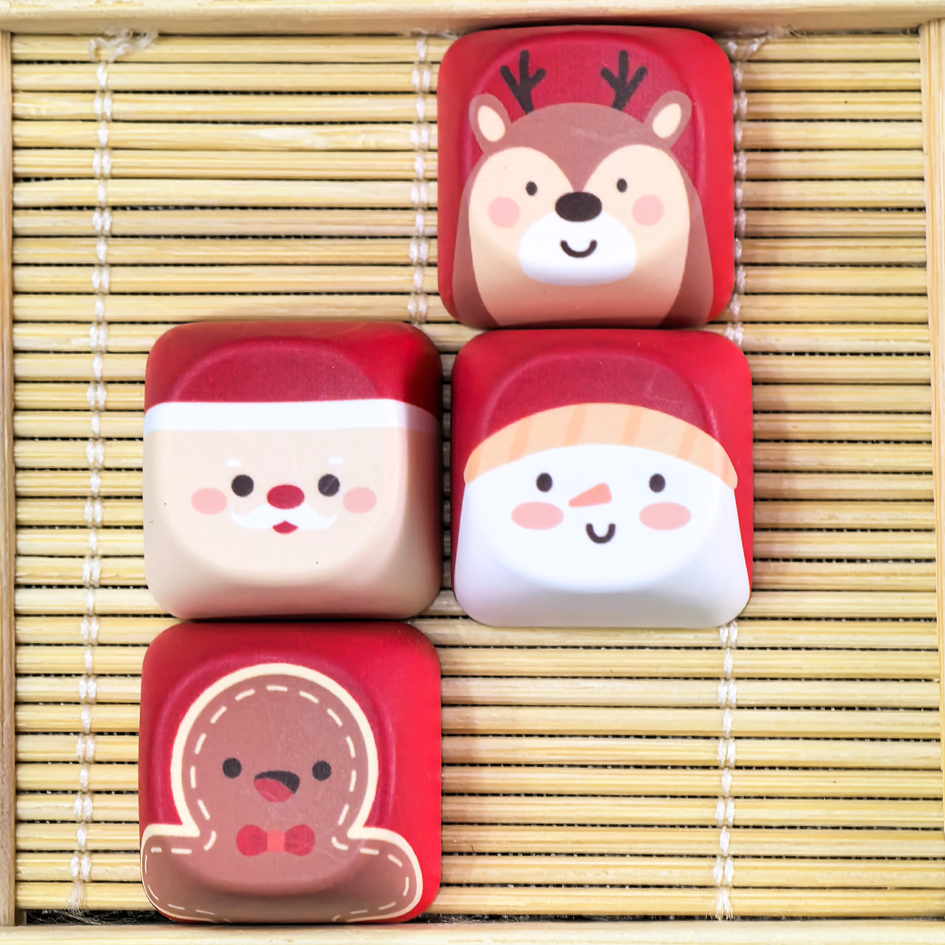 4 Stück Weihnachts-Tastenkappen, Elch, Weihnachtsmann, Schneemann, rot, niedlich, zusätzlicher Schlüssel, Richtungstaste, DIY, personalisierte Tastatur-Tastenkappen