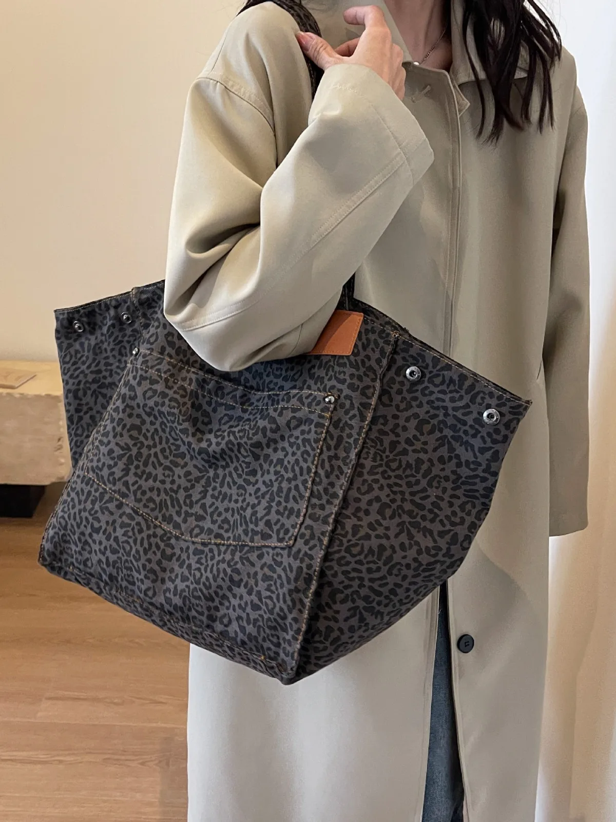 Bolso de gran capacidad con estampado de leopardo para mujer, bolsa de mano de lujo con estampado de leopardo para compras al aire libre, 2024