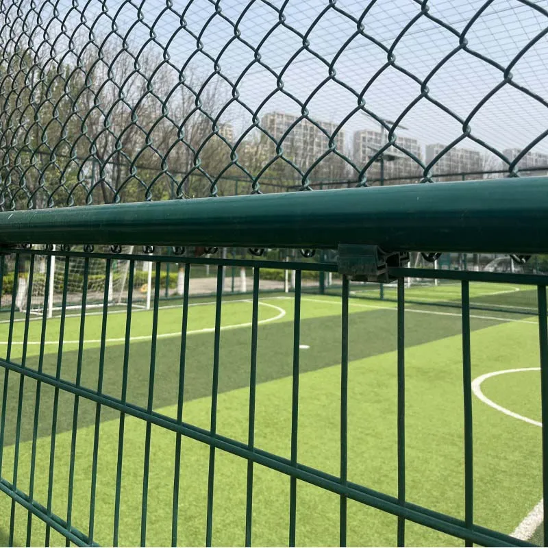 Custom. درابزين من الفولاذ المقاوم للصدأ المجلفن بفتحة مربعة مثقوبة، قطع منحني مناسب مثل مصنع ملعب المزرعة