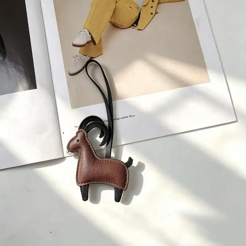 Trendiger Schlüsselanhänger aus PU-Leder in Schaf-Optik, farbecht, weicher Schlüsselring, mehrfarbig, als Charm für Geldbörsen und Handtaschen, ideales Geschenk für Teenager-Mädchen. – Detail 6