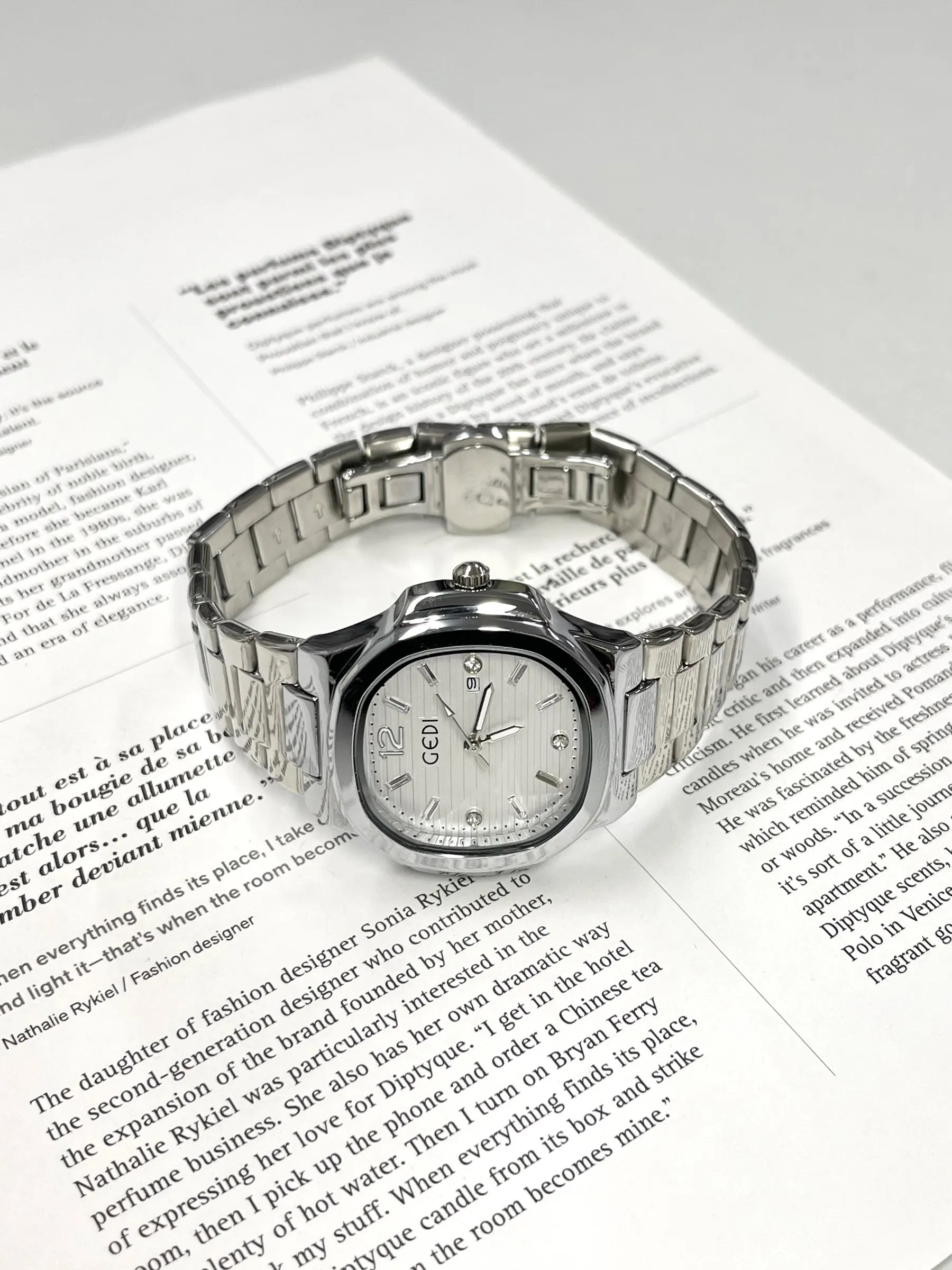 ساعة نسائية أنيقة 2026 مجموعة جديدة، ساعة نسائية فاخرة، تصميم راقي، متعددة الاستخدامات ومناسبة للطلاب.