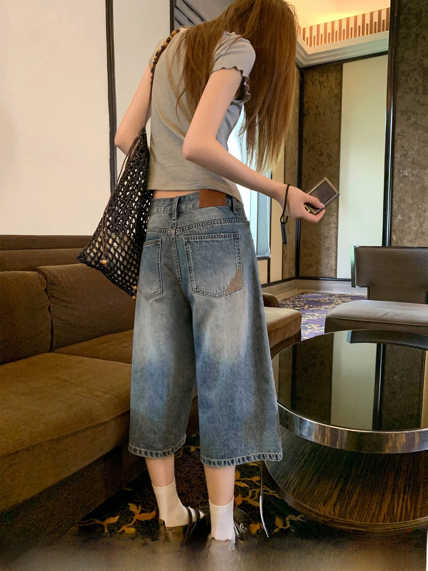 

Повседневные джинсы из выцветшего денима с высокой талией, декоративными элементами и застежкой на пуговицах, в уличном стиле