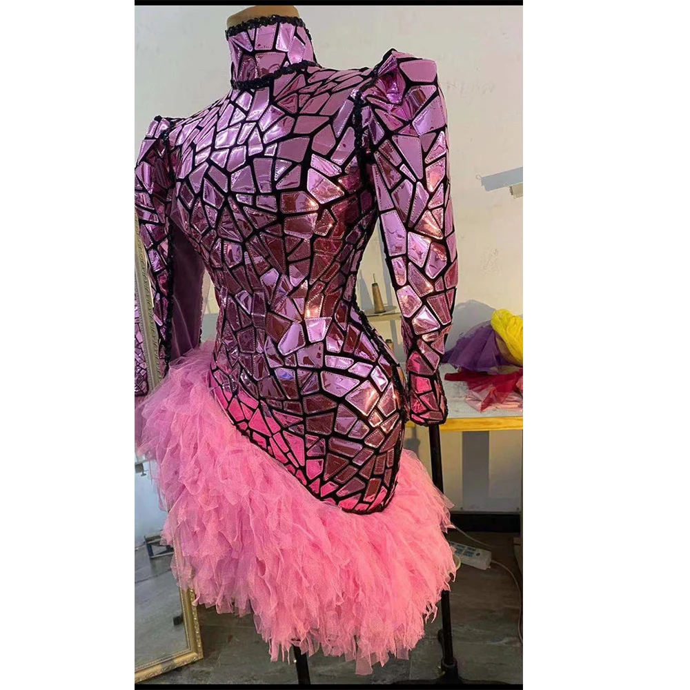 Glänzende Pailletten Frauen rosa Spiegel Langarm Kleid asymmetrische karierte einteilige unregelmäßige Saum Bühne tragen Dame Drag Queen Kostüm