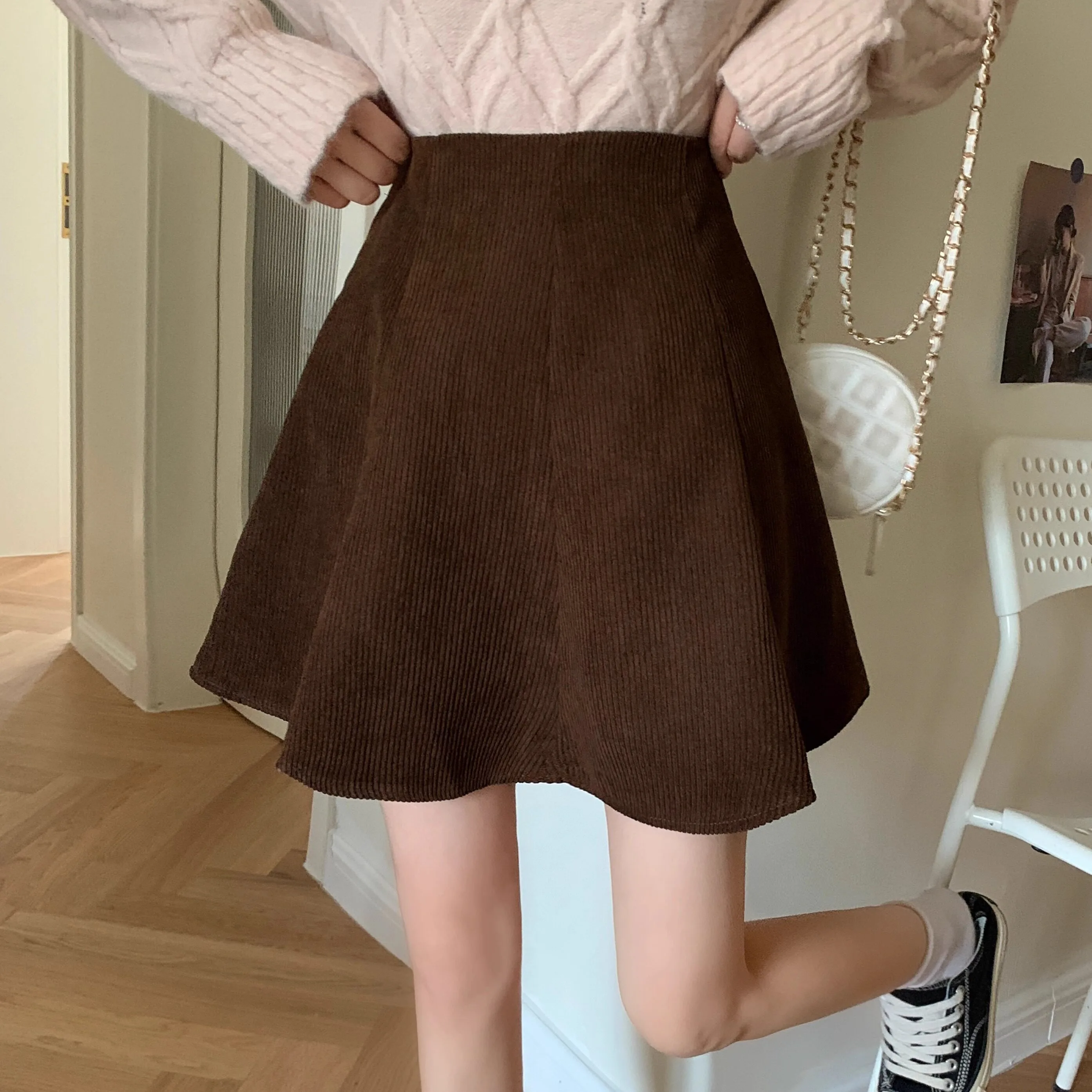Übergröße Cord-Minirock mit Hoher Taille, A-Linie, Ausgestellt für Damen, Herbst Winter, Weiß Kaffeefarben, Schmal Geschnitten, Hüftumschmeichelnder Skater-Rock – Detail 15