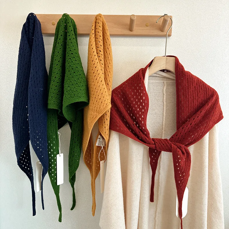 

Шерстяной треугольный шарф в корейском стиле, универсальный повседневный платок-шаль для согревания шеи и защиты плеч, мягкий зимний аксессуар.