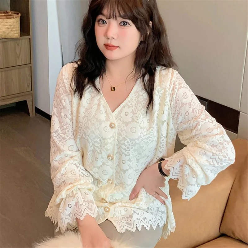 

Весенне-осенняя кружевная рубашка женская, новинка 2026, модные свободные повседневные топы, однотонные, на пуговицах, темпераментная верхняя одежда с v-образным вырезом, женская