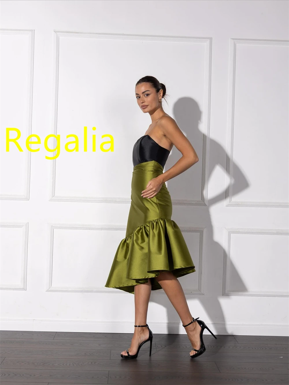 Elegancka, szyta na miarę, zielona satynowa suknia wieczorowa, wykwintna sukienka na powrót do domu z dekoltem w serduszko, bez rękawów, luksusowa suknia na specjalną okazję.