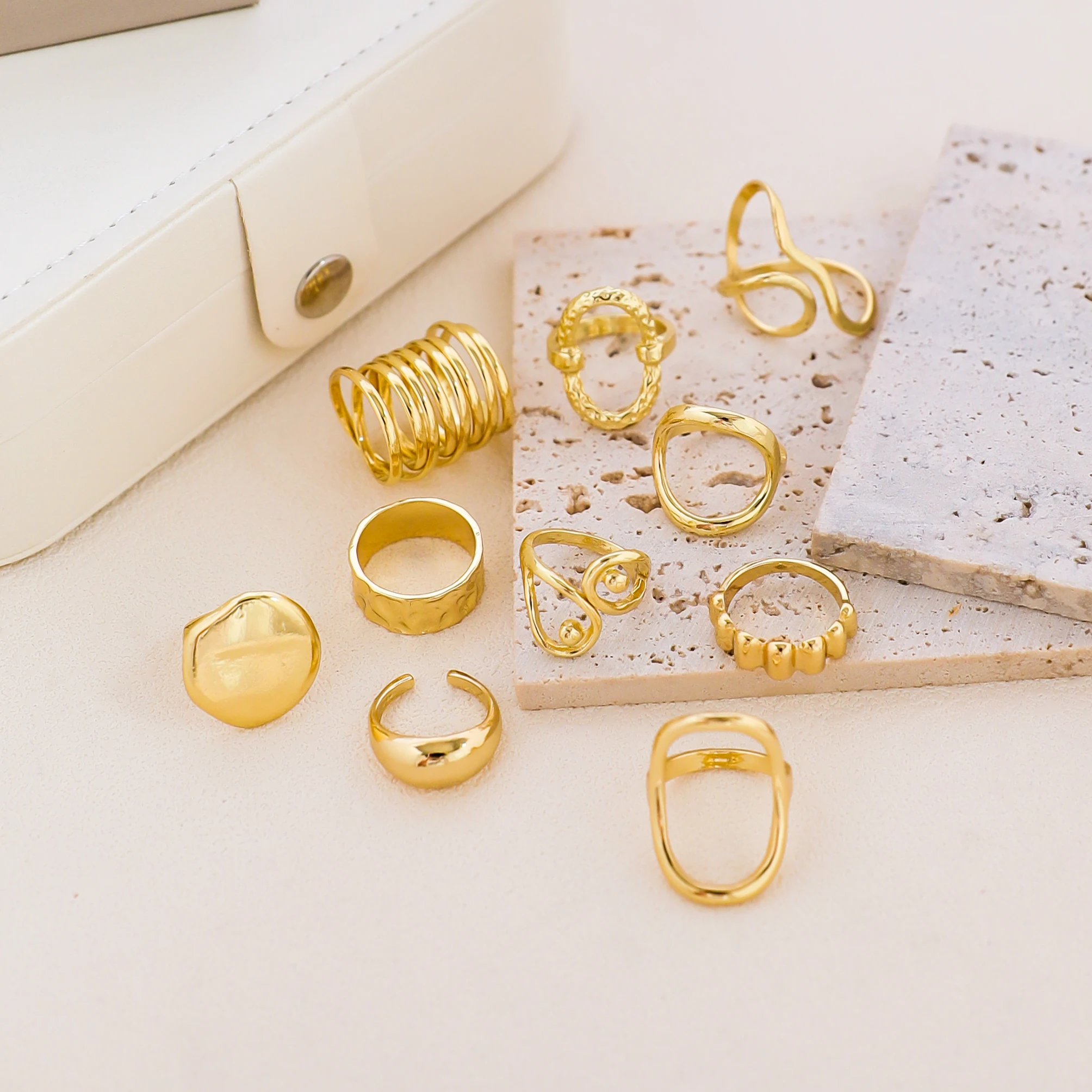 Neues 10-teiliges Set Unregelmäßiger Glatter Ringe für Frauen, Geometrische Übertriebene Goldfarbene Fingerringe, Vintage Mode Party Schmuck – Detail 4