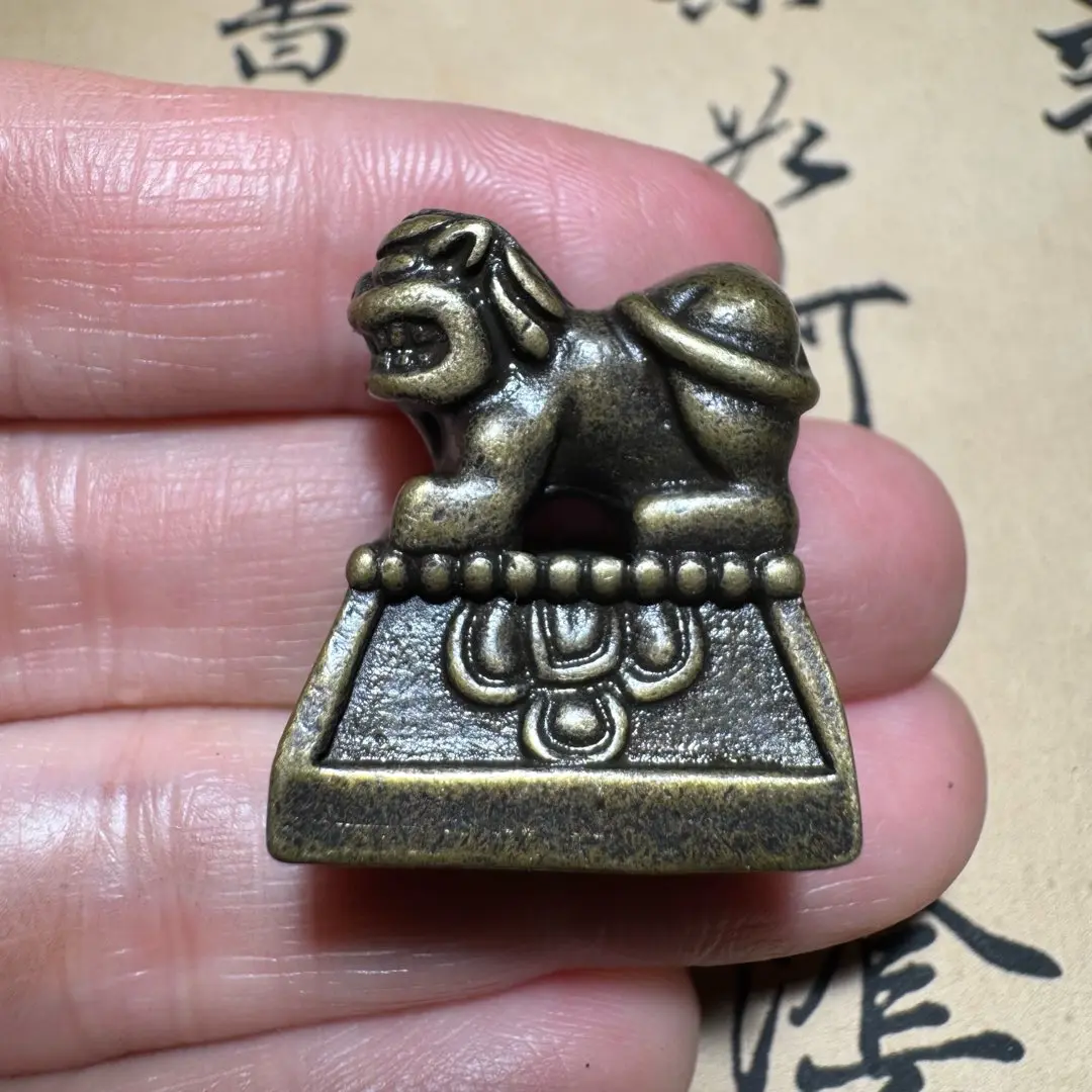 

Family brass alloy crafts Tiantie Snow Lion Seal Tibet Cold Iron Meteorite Solid Brass Divine Beast Ornament