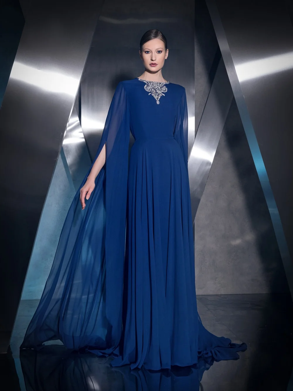 ブルービーズシフォンロングイブニングドレス控えめなケープスリーブ花嫁の母のドレス結婚式用カスタマイズされた宴会ガウン